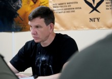 Учасники засідання Ради оборони Донецької області слухають пропозиції щодо виділення коштів для військових.