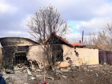 Зруйнований та обгорілий будинок після ворожого обстрілу