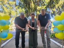Урочисте перерізання стрічки під час відкриття відділення
