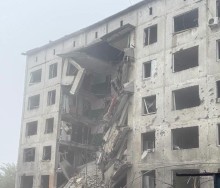 Пошкоджена ворожим обстрілом багатоповерхівка