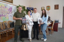 Делегації обмінюються подарунками