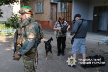 Полійейський приїхав на евакуацію жінки, хлопця та собаки