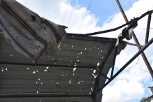 Жірки від уламків ворожого боєприпасу на даху зупинки громадського транспорту