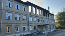 Вибиті вікна та пошкоджені балки і покрівля у школі через ворожий обстріл.