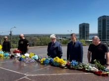 Представники Маріупольського району, управління з питань ветеранської політики облдержадміністрації та представник Уповноваженого Верховної Ради України з прав людини в Донецькій та Луганській областях на покладанні квітів до Дня пам'яті та перемоги над нацизмом у Другій світовій війні