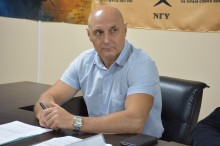 Олег Ставицький уважно слухає доповідь