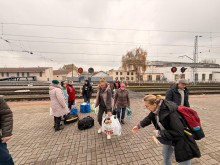 Мешканці Донеччини, яких увакуювали потягом стоять на вокзалі