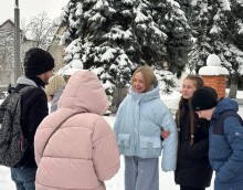 Дія на вулиці. Діти спілкуються та посміхаються.