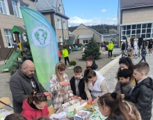 Педагоги та діти під час благодійного ярмарку на локації