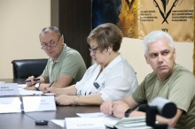 Члени Ради оборони Донецької області беруть участь у засіданні.