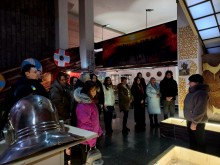 Учасники заходу у Дніпрі оглядають одну із експозицій історичного музею