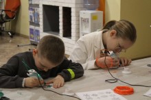 діти створюють 3D малюнки новорічних прикрас