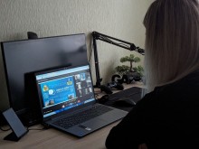 Учасниця зустрічі сидить перед ноутбуком