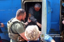 Люди сідають до евакомобіля