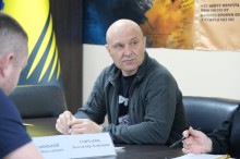 Представник адміністрації на нараді.