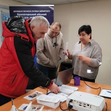 Наталя Адамова спілкується з переселенцями