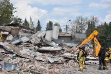 Рятувальники гасять пожежу та розбирають завали після ворожого обстрілу