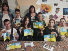 Група дітей, разом із викладачами, зі своїми патріотичними листівками з нагоди свята Захисників і Захисниць України