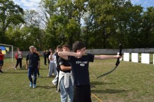 Підлітки, серед яких діти-ВПО з Донеччини, під час активностей на свіжому повітрі у межах проекту "Азимут"