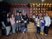 Спільне фото дітей дитячого будинку сімейного типу. Родина отримала гуманітарну допомогу та зарядну станцію.