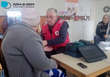 Представник Червоного Хреста міряє тиск жінці в терцентрі