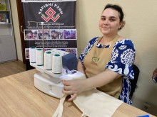 Дівчина з Нікольської громади вчиться шити екоторбинку на майстер-класах в межах молодіжного проекту від Юнісеф.
