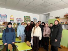 Представники громад та молодь, у навчальному класі. Спільне фото.