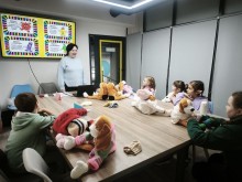 Психолог проводить групове заняття з дітьми
