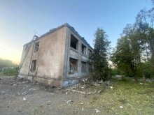 Двоповерховий будинок, зруйнований в результаті ворожого обстрілу.