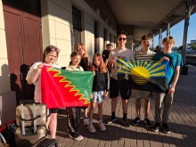 Група дітей на вокзалі з прапорами Донеччини та Авдіївскої громади