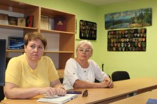 Представники Слов'янської громади сидять за столом