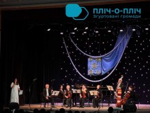 Творчий колектив виступає на концерті в Шептицькому