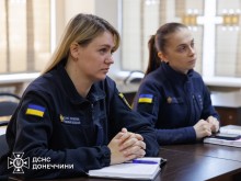 Працівниці ДСНС слухають вебінар.