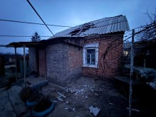 Зруйнований будинок після ворожого обстрілу