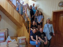 Спільне фото батьків та дітей дитячого будинку сімейного типу Кисельових з представниками облдержадміністрації у будинку, де мешкає родина.