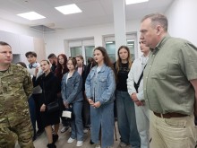 Заступник голови облдержадміністрації Олександр Шевченко спілкується з авторами проєкту