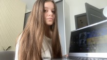 Учасниця онлайнової зустрічі