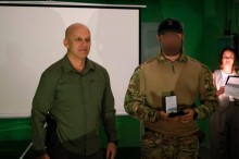 Вадим Філашкін та військовослужбовець із нагородою