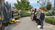 Представники громад кладуть квіти на Алеї слави