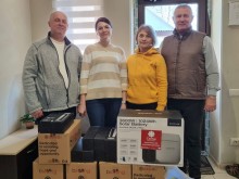 Працівники служби у справах дітей Донецької облдержадміністрації та Донецького обласного центру соціальних служб відвідали прийомні сім’ї та дитячі будинки сімейного типу та передали гуманітарну допомогу.