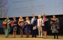 Ольгу Кіцманюк (праворуч) нагороджено на конференції «Роль жінки у поширенні культури миру».