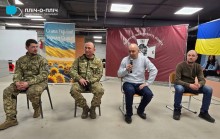 Дискусія з ветеранами-добровольцями. У форматі відкритого діалогу говорять про мотивацію перших днів повномасштабного вторгнення.