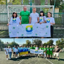 Колаж з 2 фото команди Очеретинської громади з прапорами
