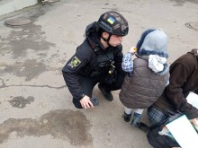 Правоохоронець допомагає дітям