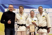 Легкоатлетки Донеччини Наталія Урсуленко та Юлія Кисильова разом із тренеркою Наталею Василенко