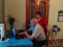 Підопічні Територіального центру соціального обслуговування (надання соціальних послуг) Очеретинської селищної військової адміністрації опановують комп’ютерну техніку