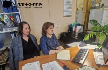 Робоча зустріч між громадами.
Учасники зустрічі сидять біля монітора.