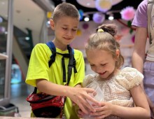 Хлопчик та дівчинка захоплено роблять поробки