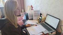 Вчителька, учасниця семінару, за комп'ютером під час презентації результатів Всеукраїнської дитячо-юнацької військово-патріотичної гри  "Джура"