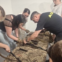 Інструктор показує жінкам як правильно розбирати автомат.